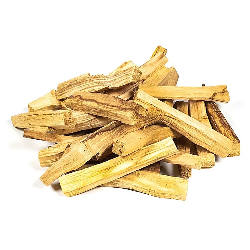 Palo Santo – pyhä puu rauhoittaa 🌿🔥
Aito Palo Santo -puu tunnetaan sen puhdistavasta ja rauhoittavasta energiasta. "Pyhäksi puuksikin" kutsuttua Palo Santoa on käytetty vuosisatojen ajan negatiivisten energioiden karkottamiseen, meditoinnin tukemiseen ja tilan harmonisointiin. Palo Santon lämmin, maanläheinen tuoksu auttaa rentoutumaan ja luomaan rauhallisen ilmapiirin.