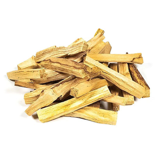 Palo Santo – pyhä puu rauhoittaa 🌿🔥
Aito Palo Santo -puu tunnetaan sen puhdistavasta ja rauhoittavasta energiasta. "Pyhäksi puuksikin" kutsuttua Palo Santoa on käytetty vuosisatojen ajan negatiivisten energioiden karkottamiseen, meditoinnin tukemiseen ja tilan harmonisointiin. Palo Santon lämmin, maanläheinen tuoksu auttaa rentoutumaan ja luomaan rauhallisen ilmapiirin.
