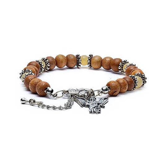 Kuka on arkkienkeli Uriel?
Urielin nimi tarkoittaa “Jumalan tuli” tai “Jumalan valo”.
Hänet kuvataan valon ja tietoisuuden enkelinä, joka auttaa näkemään totuuden ja tekemään viisaita päätöksiä.
Hän kantaa energiaa, joka on rauhallista, loogista ja selkeyttävää.