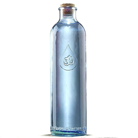 Tämä kaunis zero waste, muoviton juomapullo on upea lahjaidea kenelle tahansa tai itselle omaa arkea ilostuttamaan. Pullo on tehty kierrätyslasista ja se suljetaan aidolla korkilla.