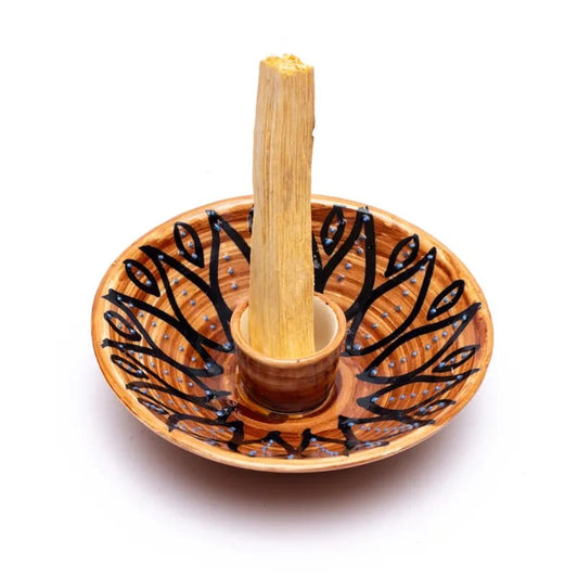 Kaunis, keraaminen pidike Palo Santo, pyhä puu, tikulle. Palo Santo levittää puhdistavaa tuoksua palaessaan ja tuo rauhoittavaa tunnelmaa esimerkiksi työtilaasi.